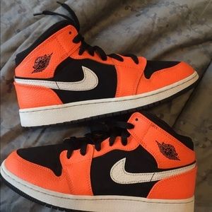 Jordan Retro 1 Mid Black Cone size 7Y